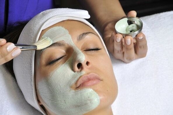 A maneira mais conveniente de aplicar uma máscara antienvelhecimento na pele é com um pincel. 